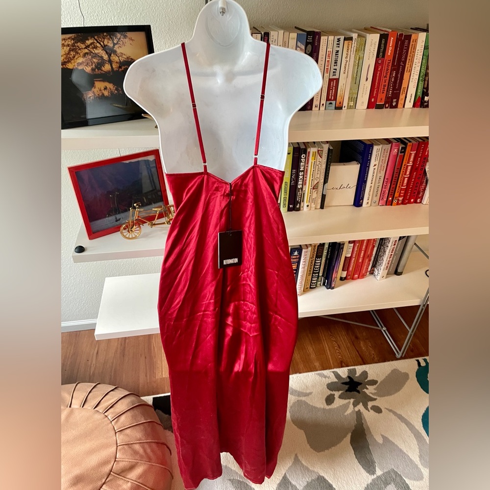 Elegant Red Satin Dress - Picture 4 of 6